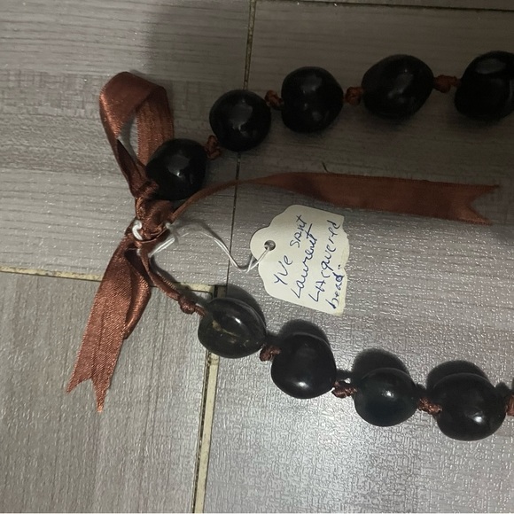 YVES SAINT LAURENT - (Attributed to)
Necklace of lacquered shell pearls - Picture 6 of 8